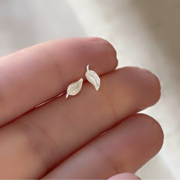 Sterling Silver Leaves Ear Stud - Picture 4 of 11